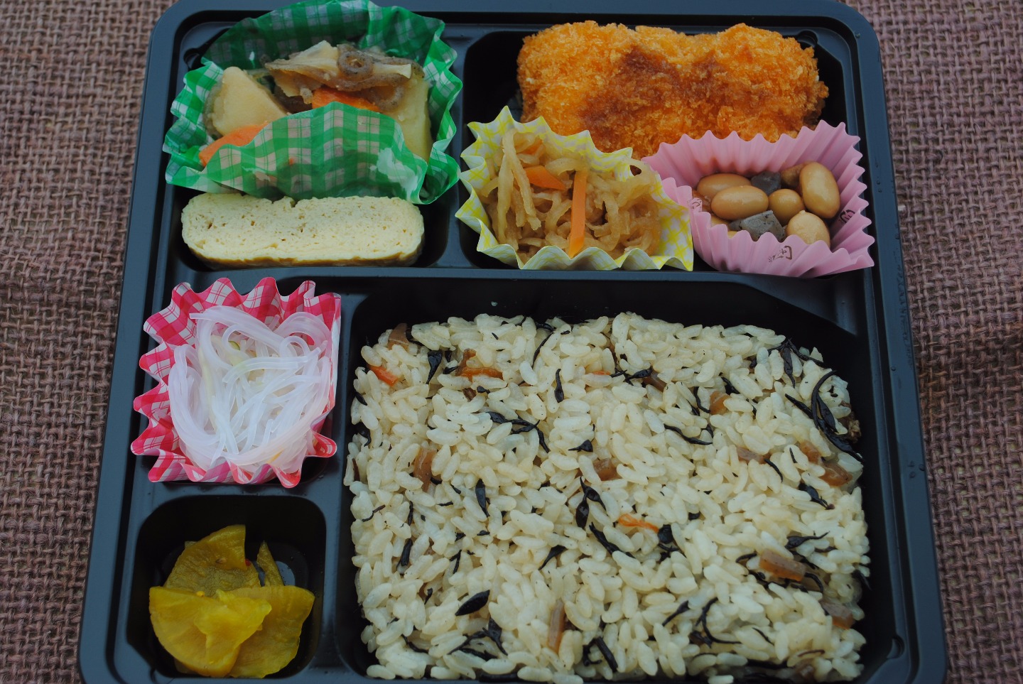 A　梅じゃこご飯弁当（おでん風煮）