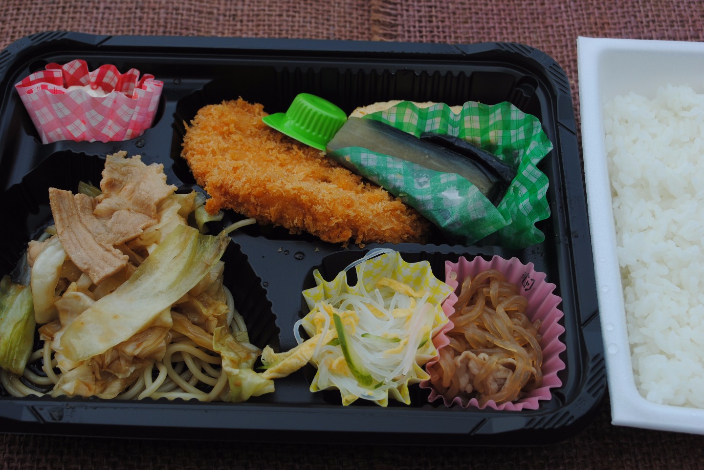 B　牛肉のスタミナ焼きとマヨ玉ロール弁当
