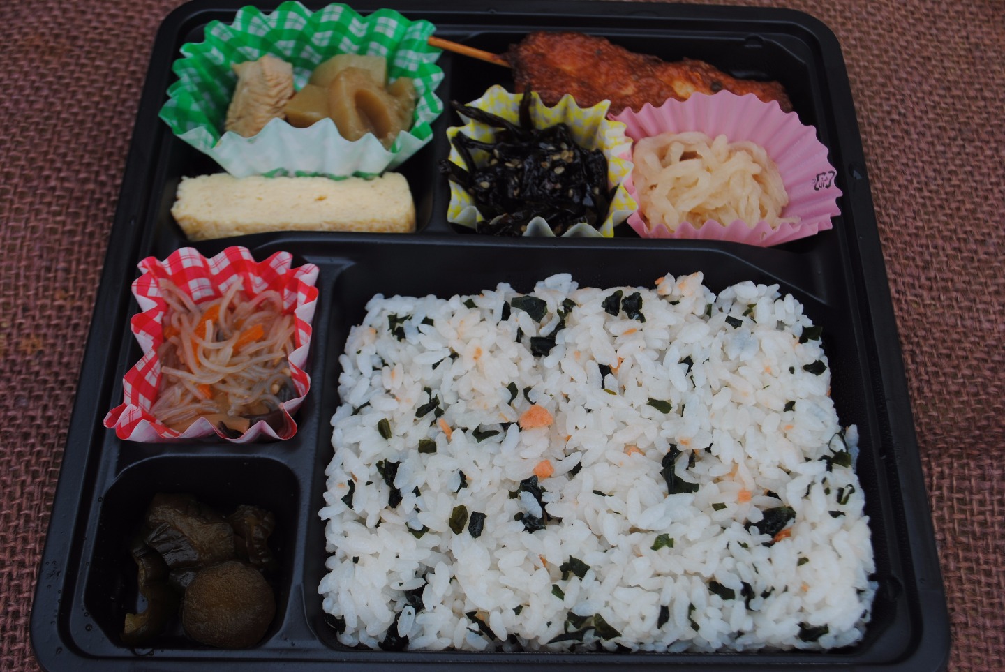 A 　ひじきご飯弁当（筑前煮）