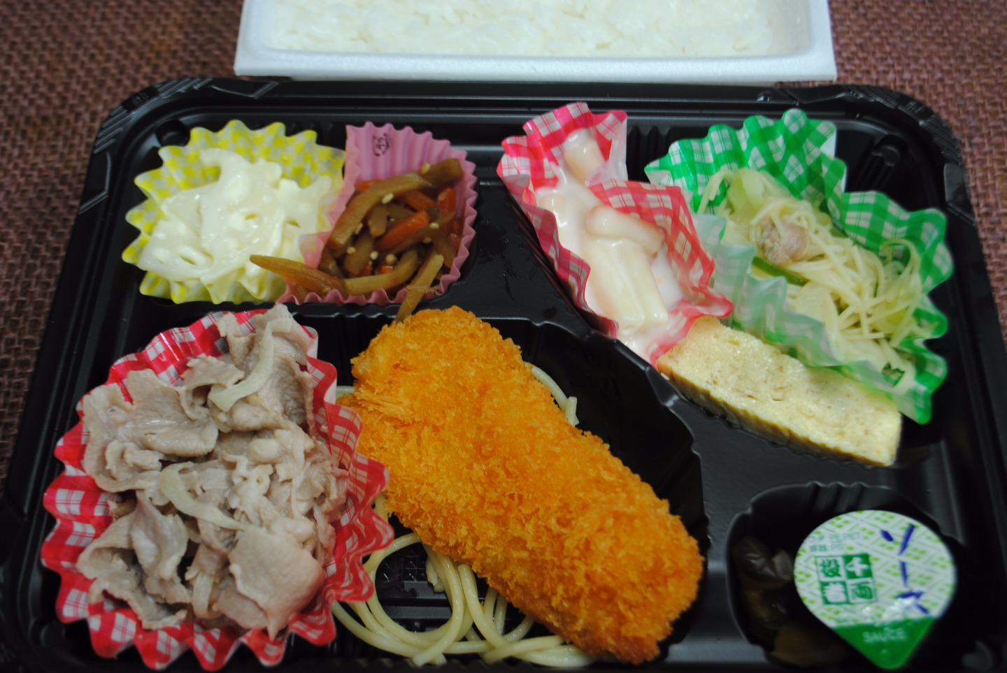 B　牛肉のスタミナ焼きとマヨ玉ロール弁当