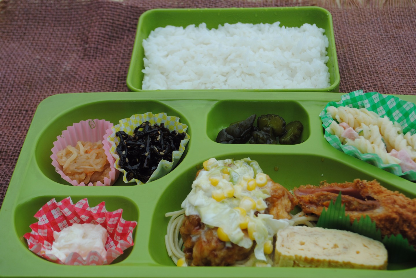 B　イカフライと回鍋肉弁当