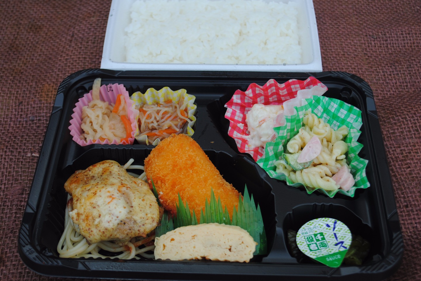 B　牛肉のスタミナ焼きとマヨ玉ロール弁当