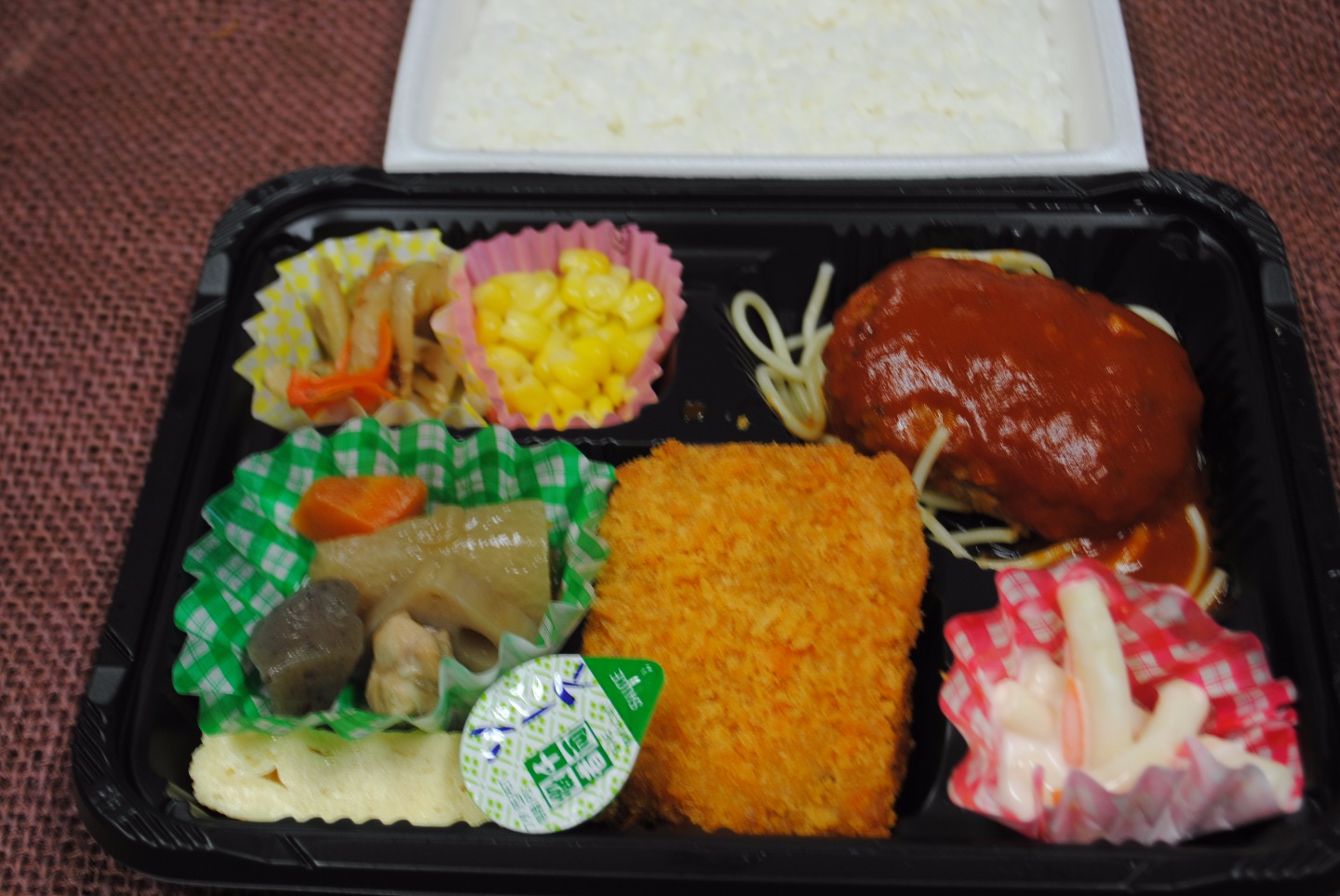 B　イカフライと回鍋肉弁当